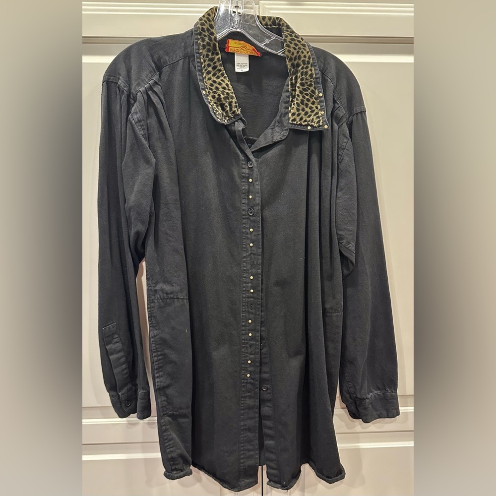 Krazy Larry Size 2X Buttoned Jean Style Shirt with Leopard Collar